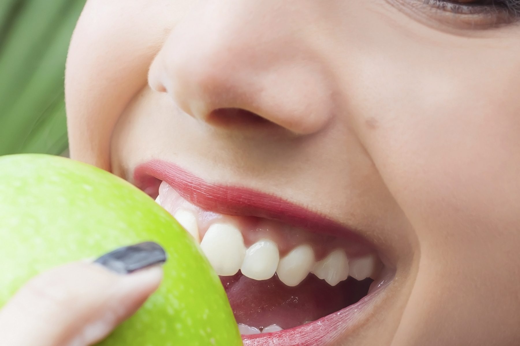 woman eating apple
